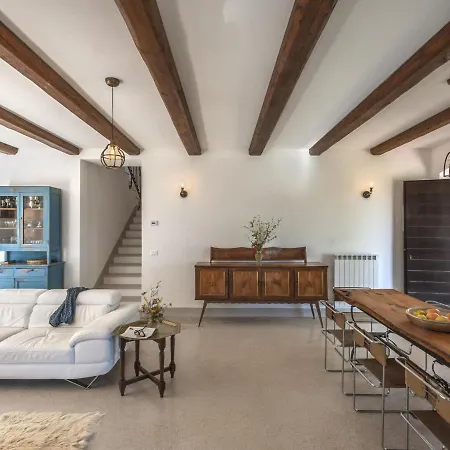 Graceful Vila In With Garden Montefelcino