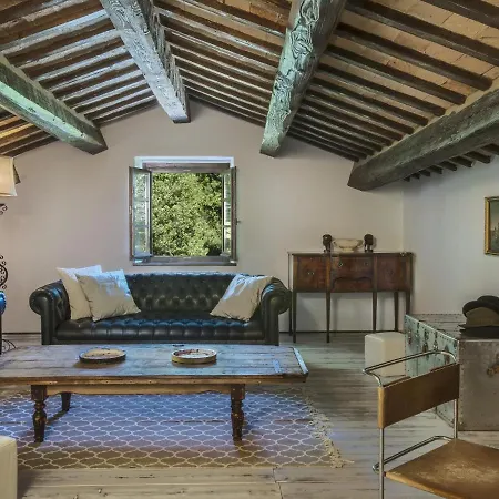 Graceful Vila In With Garden