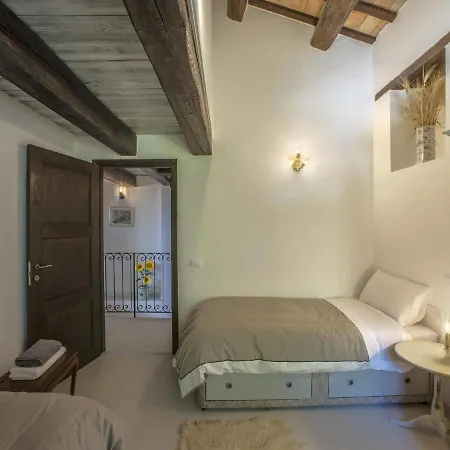 Graceful Vila In With Garden Montefelcino