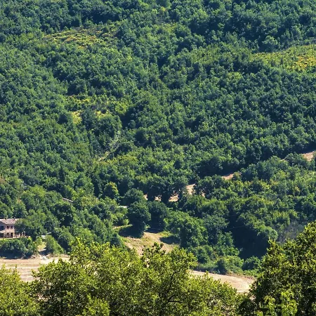Graceful Vila In With Garden Montefelcino