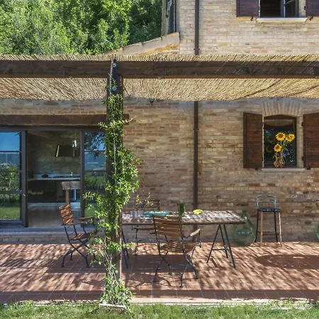 Graceful Vila In With Garden Montefelcino