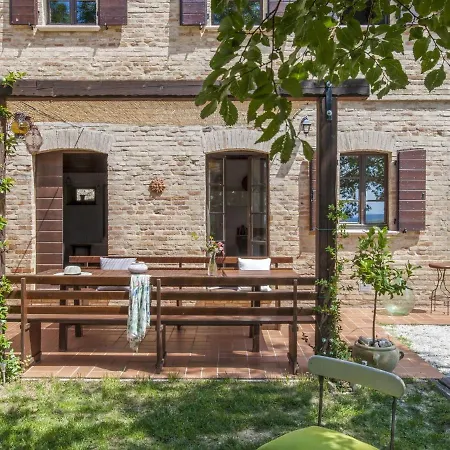 Graceful Vila In With Garden